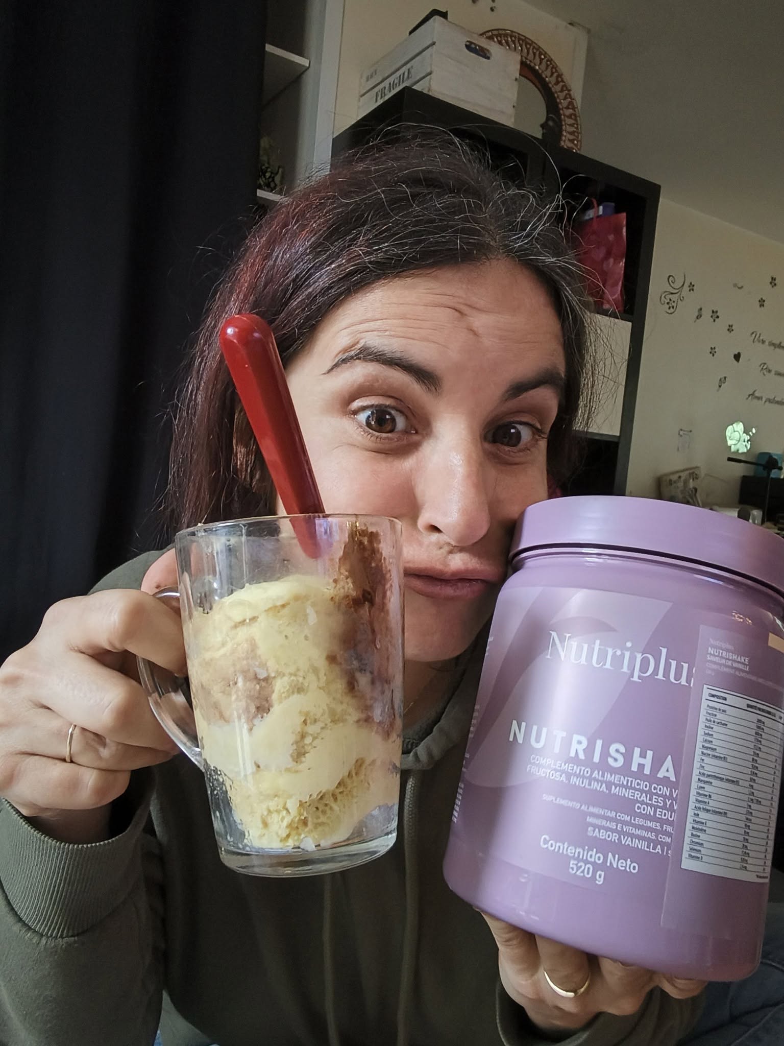 Sab avec son Nutrishake Vanille et une cuillère rouge